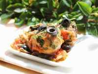 Куриные бедрышки с томатами и маслинами