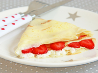 Блины с творогом и клубникой