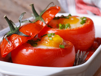 Яйца, запеченные в помидорах