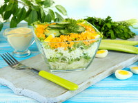 Слоеный салат из огурцов, яиц и капусты