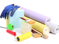 Как поклеить обои на потолке