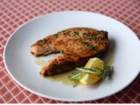 Стейк из норвежской семги на гриле под лимонно-пряным соусом