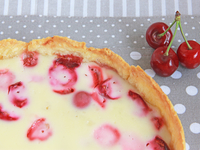 Сметанный пирог с черешней и клубникой