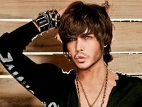 Эпатажный Сергей Зверев представил клип на песню о Второй мировой войне