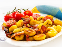 Запеченный картофель с беконом и помидорами