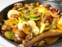 Летнее рагу из кабачков, грибов и перца