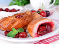 Дрожжевые пирожки с черешней