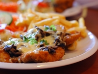 Куриный шницель с грибами и сыром