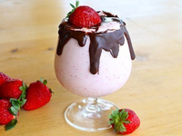 Клубничный коктейль в шоколаде