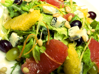 Летний салат с апельсинами и виноградом