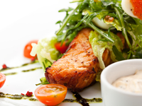 Жареный лосось с соусом тартар