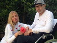 Жена Кернеса помогает ему проходить реабилитацию