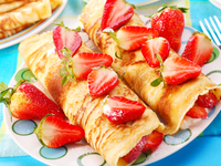 Блины с клубникой