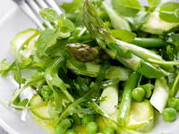 Зеленый салат из летних овощей