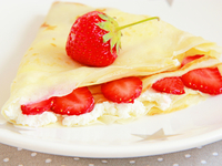 Блины с клубникой на завтрак: Три вкусные идеи