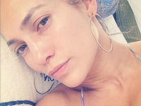 44-летняя певица Дженнифер Лопес показала лицо без макияжа