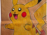 Отец разрисовывает пакеты для школьных обедов