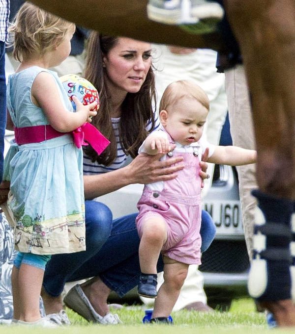 Кейт Миддлтон учит принца Джорджа ходить