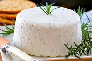 Как приготовить сыр из козьего молока (ВИДЕО)