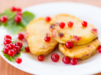 Оладьи с красной смородиной