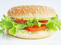 Летний сэндвич с овощами и ветчиной