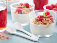 Йогурт с гранолой и малиной