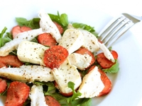 Салат из курицы с клубникой: Три вкусные идеи