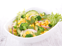 Салат из огурцов и брокколи с кукурузой
