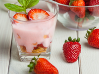 Клубничный десерт с йогуртом и хлопьями