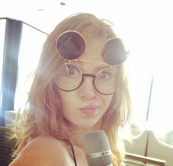 Слава из группы НеАнгелы удивила снимком без макияжа