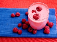 Витаминный напиток из малины, черники и лайма