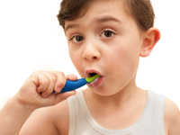 Как научить ребенка чистить зубы