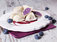 Вареники с творогом и черникой