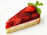 Желейный торт с творожным кремом и клубникой