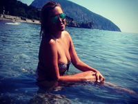 Яна Клочкова показала фото в купальнике на крымском побережье