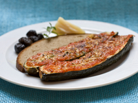 Кабачки, фаршированные маслинами и сладким перцем