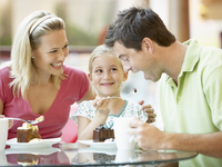 Как давать ребенку сладкое без вреда для организма