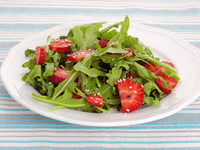Салат из клубники и рукколы