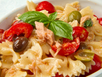 Салат из пасты с помидорами и тунцом