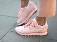 Летние образы в ярких кроссовках