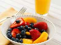 Летний салат из клубники, нектаринов и черники