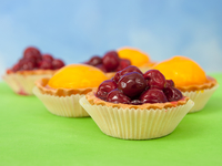 Корзинки с черешней и персиками