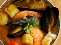 Уха из морепродуктов с зеленью