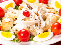 Салат из курицы, яиц и помидоров