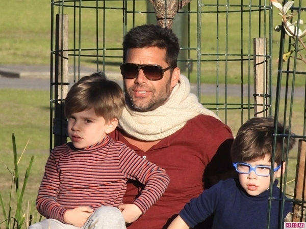 Отец-одиночка Рики Мартин планирует усыновить третьего ребенка