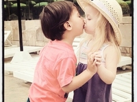 День поцелуев: Милые фото детей в Instagram