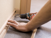 Как правильно укладывать плинтус