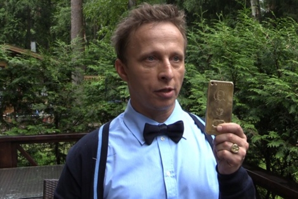 Иван Охлобыстин купил золотой телефон с изображением Путина