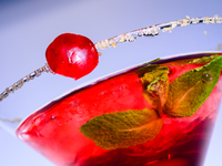 Женский коктейль с мартини и брусникой