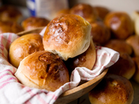 Пышные кефирные булочки с яичной начинкой